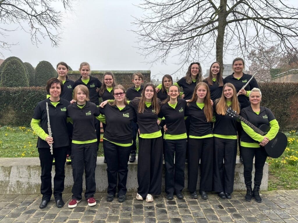 Groepsfoto van Klimdraad in zwart-fluogroene outfit met dwarsfluit en gitaar